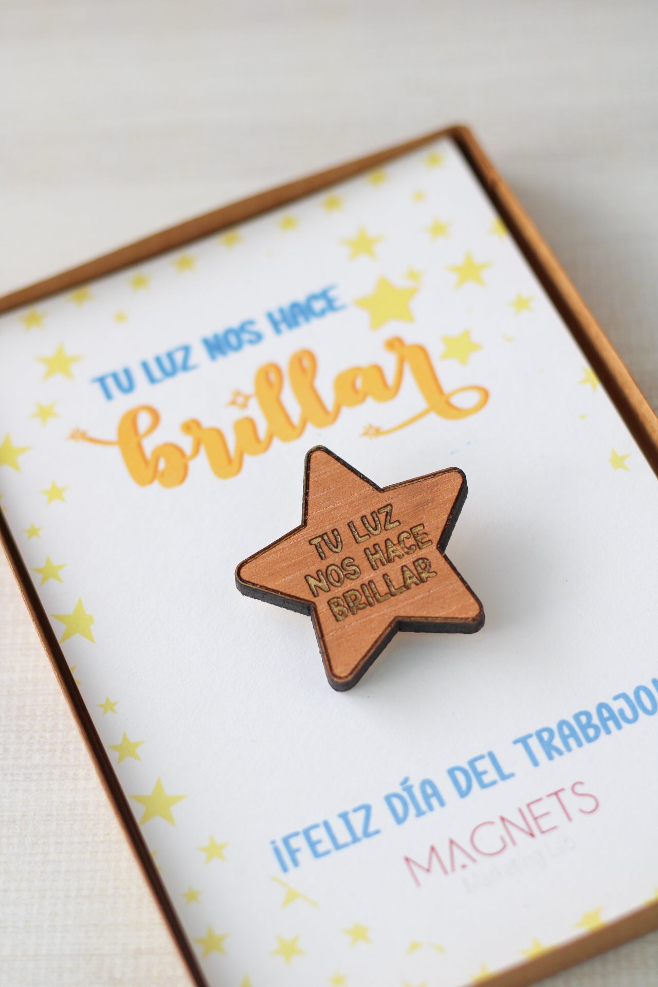 Pin Estrella “Tu luz nos hace brillar” - Madera