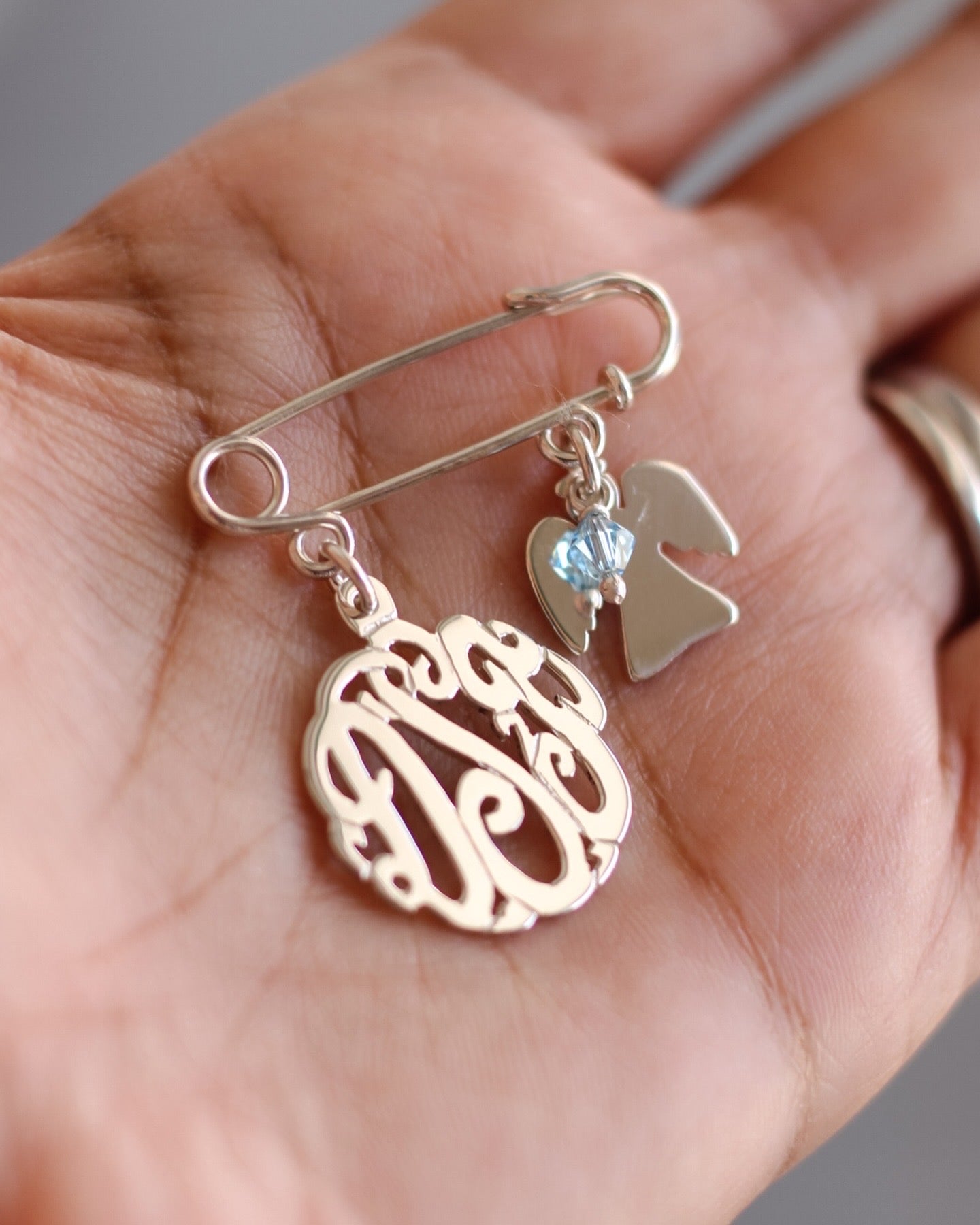 Baby Pin Tope de Chambra + 2 Charms