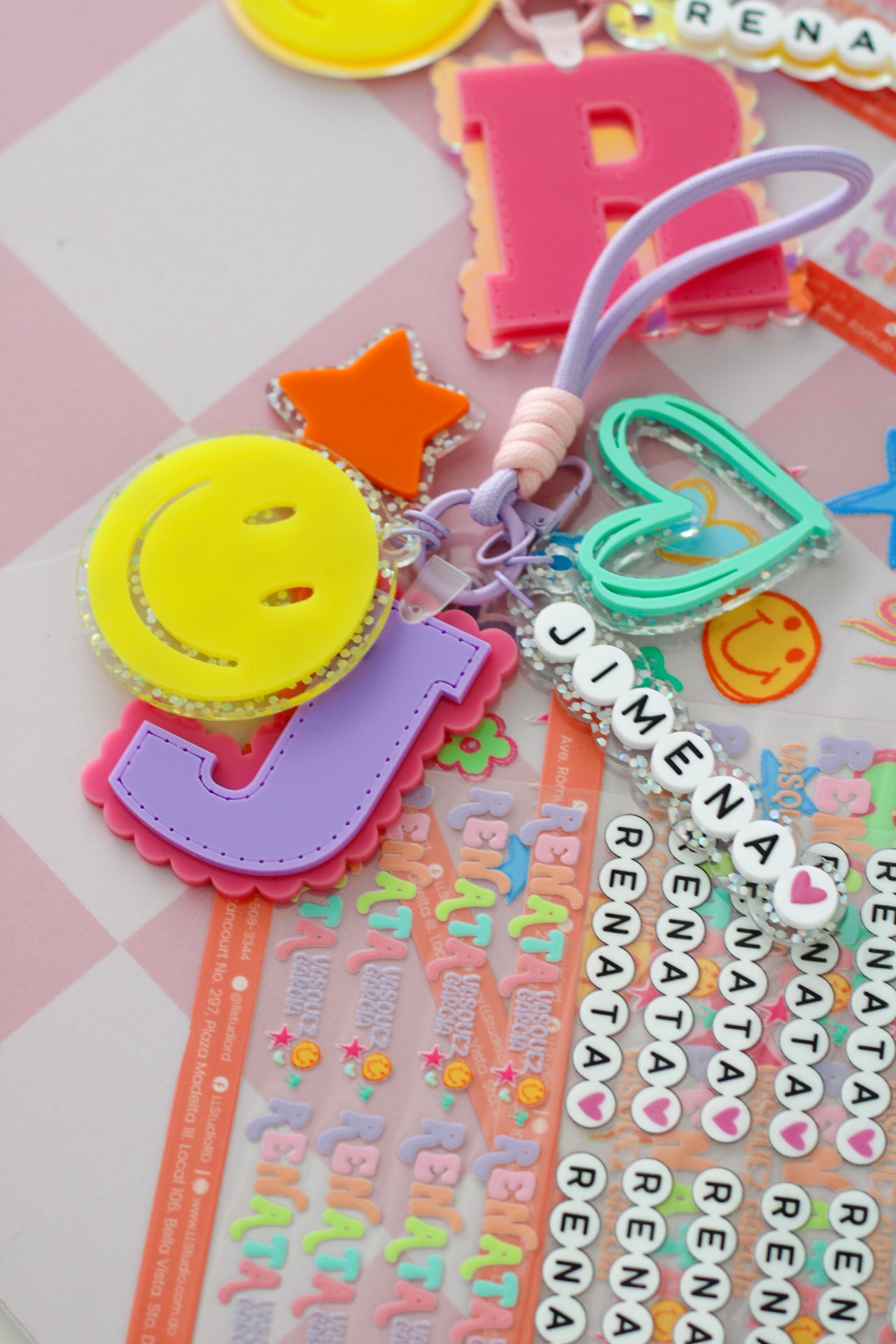 BACK TO SCHOOL Deluxe Set Neon Pop - tag escolar personalizado con inicial en relieve y charms neon - LL Studio