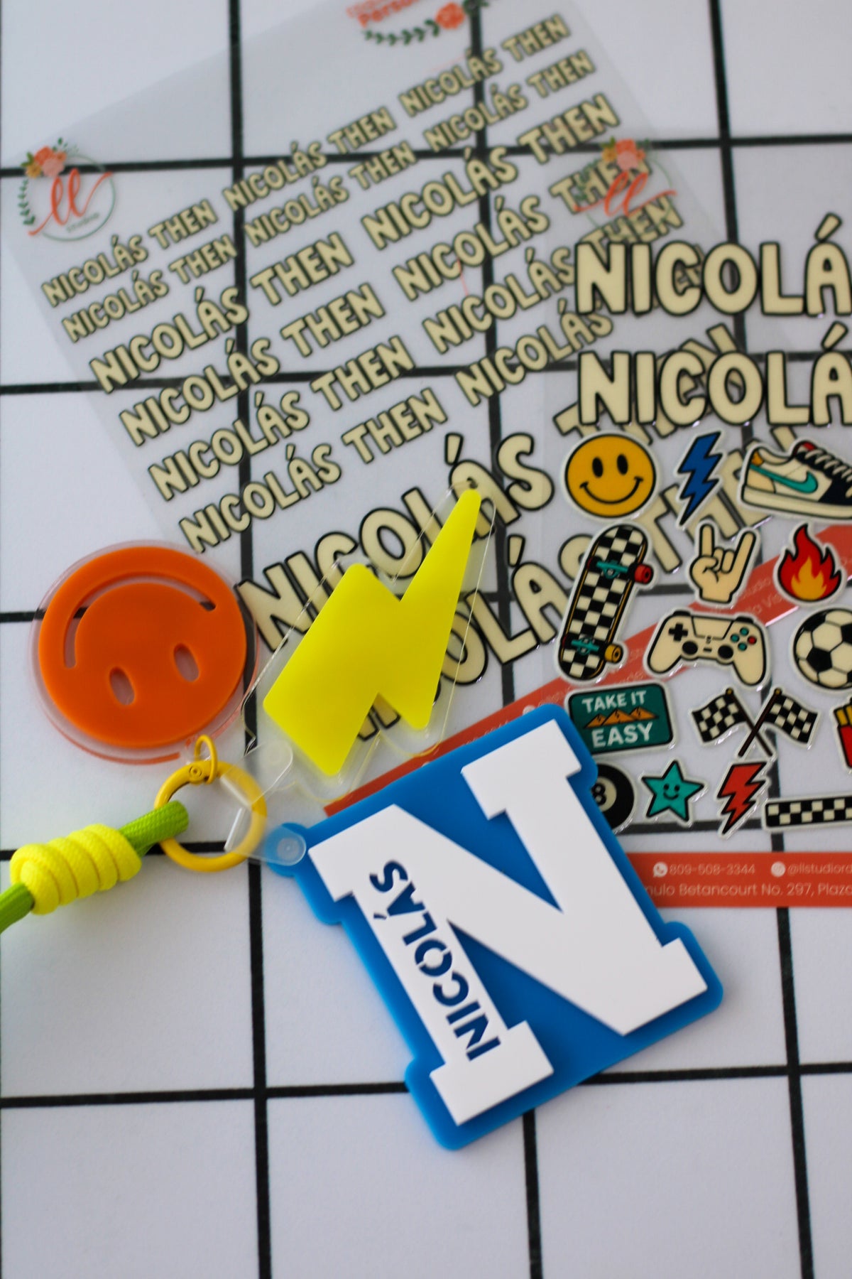 BACK TO SCHOOL Deluxe Set Varsity Bolt - tag escolar inicial varsity con charms de rayo y carita feliz - LL Studio