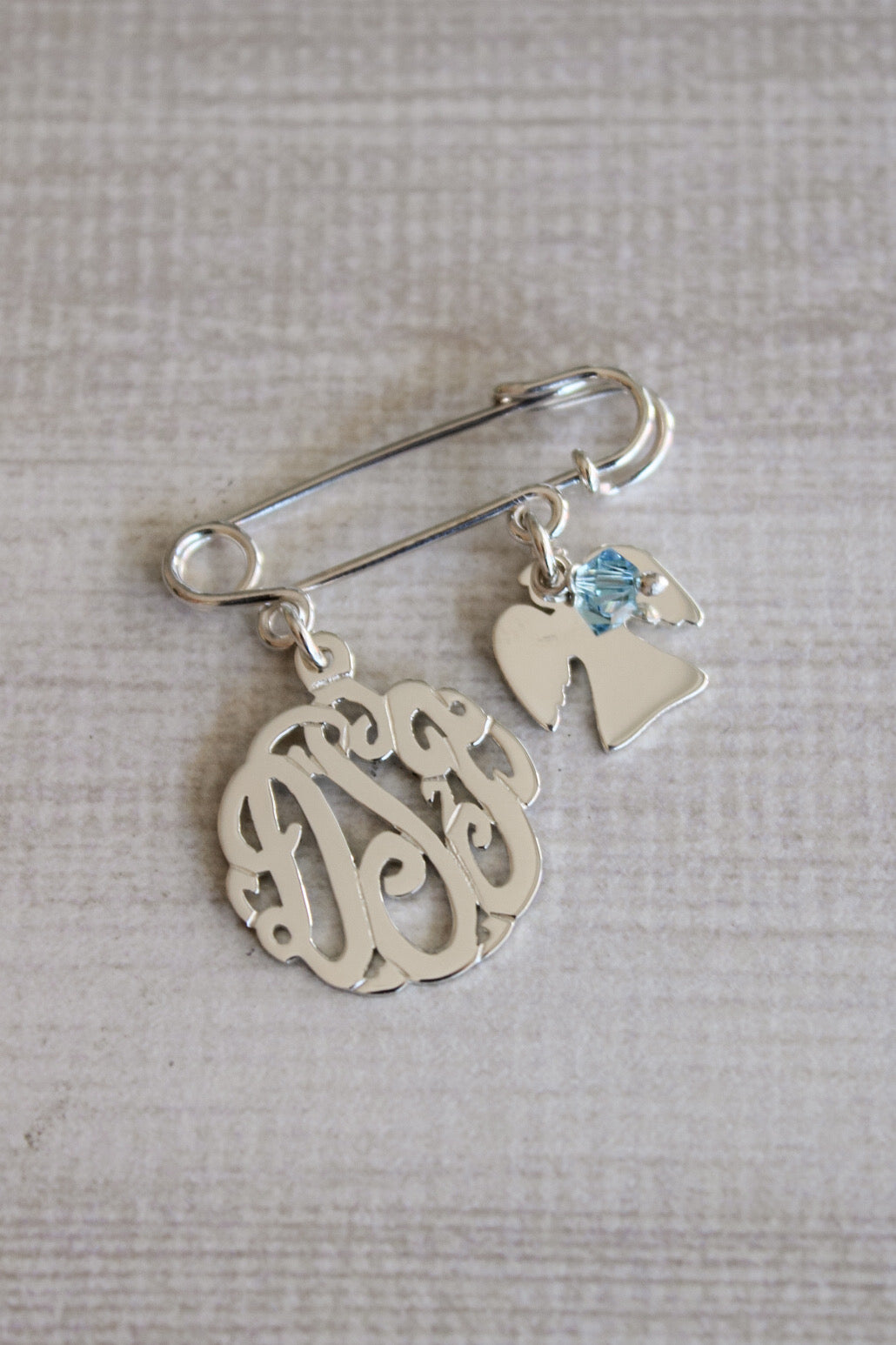Baby Pin Tope de Chambra + 2 Charms