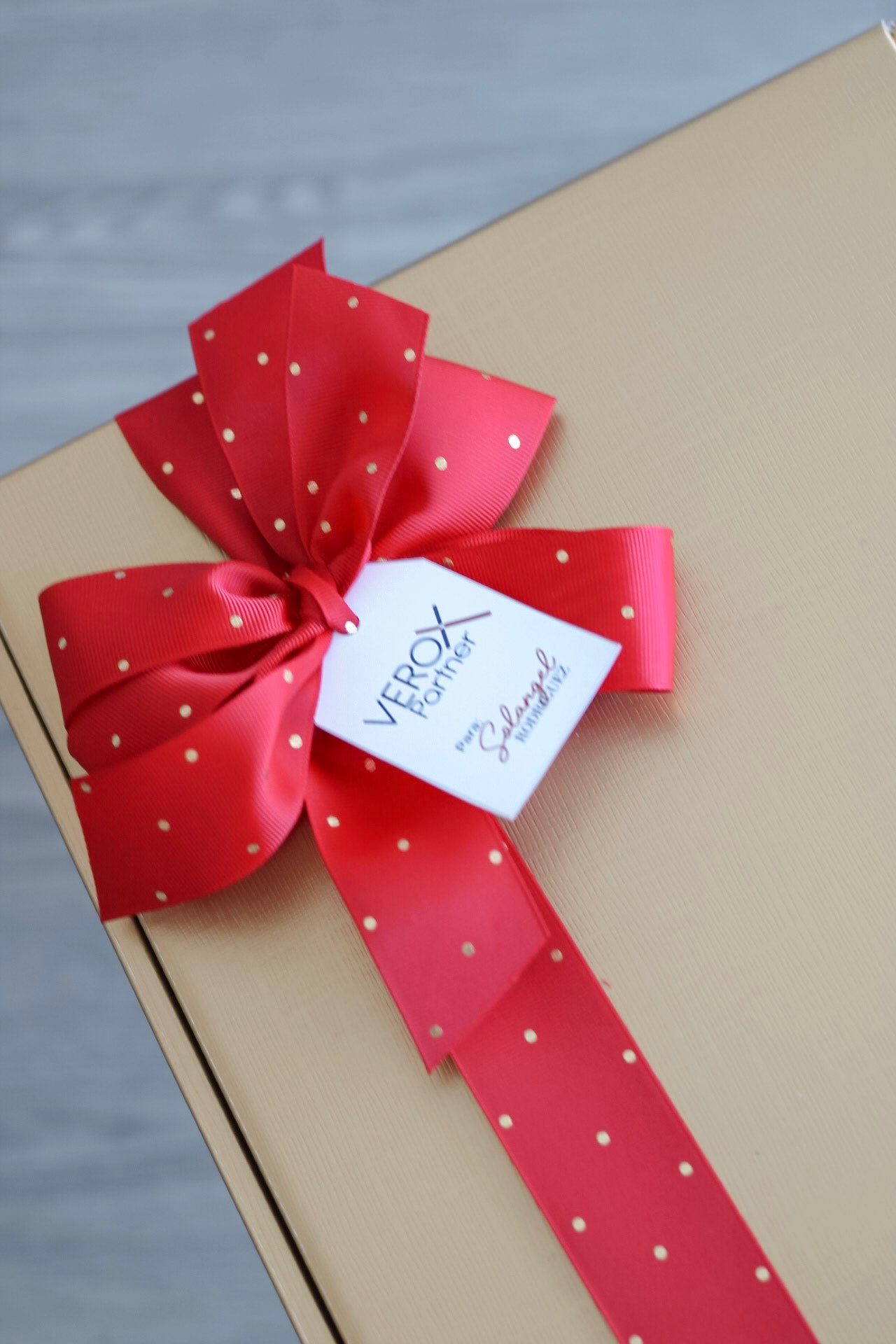 Golden Cheers Gift Box