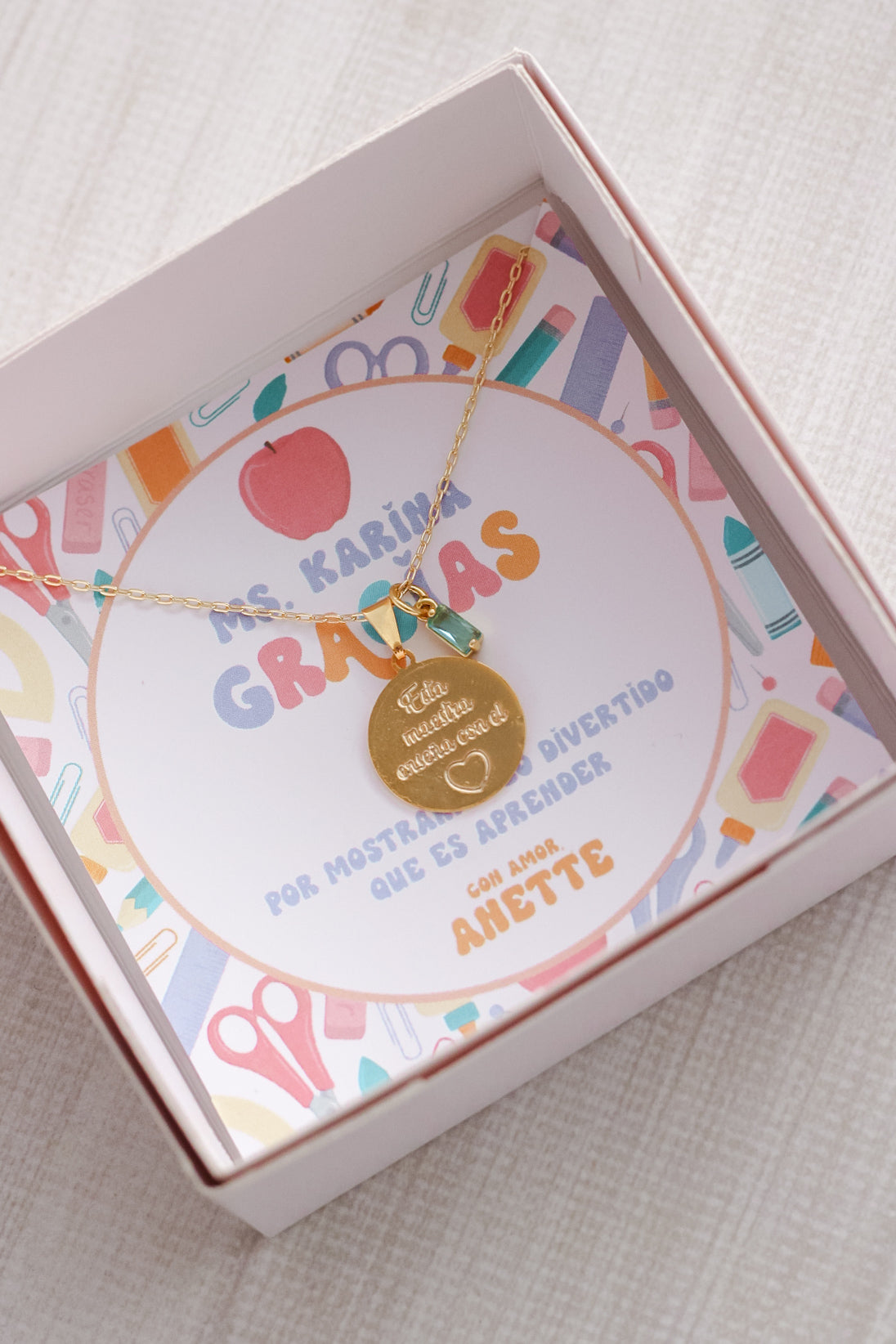 Gift Set - Cadenita “ Esta Maestra enseña con el Corazón”