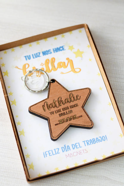 Llavero Estrella Personalizado con Frase – “Tu luz nos hace brillar” - Madera