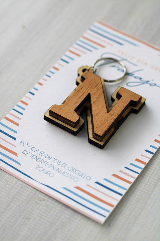 Gift Set Llavero de Inicial Wood | Ed. Día de Trabajo