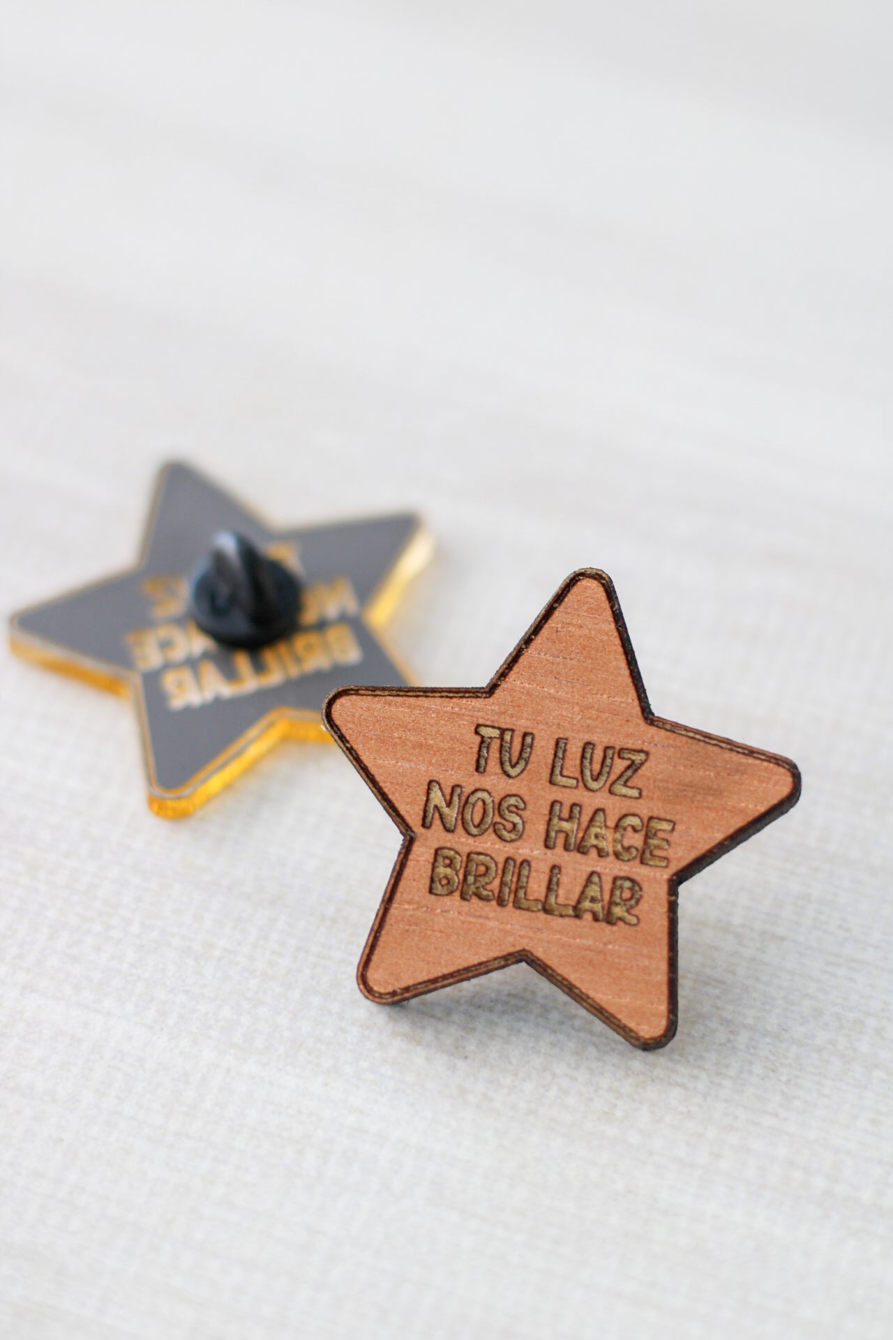 Pin Estrella “Tu luz nos hace brillar” - Madera