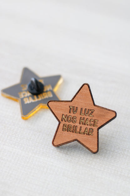 Pin Estrella “Tu luz nos hace brillar” - Madera