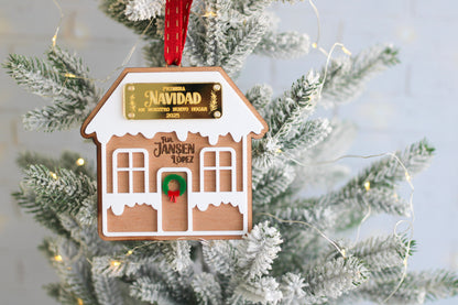 Ornamento Cozy Home - Nuestra Primera Navidad
