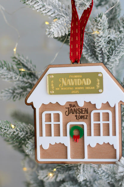 Ornamento Cozy Home - Nuestra Primera Navidad