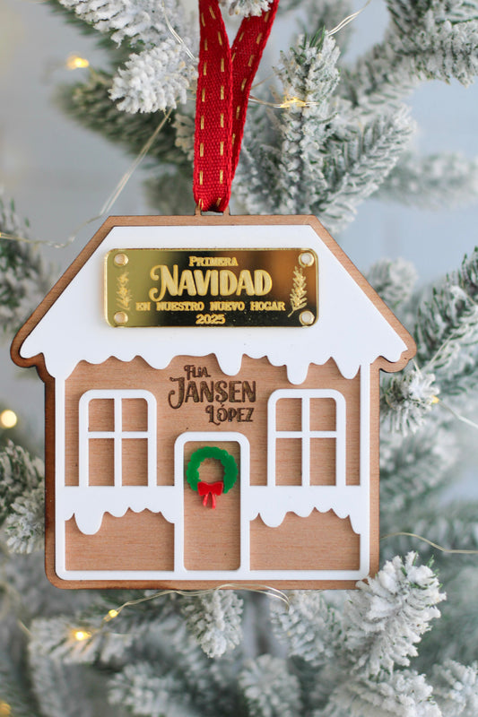 Ornamento Cozy Home - Nuestra Primera Navidad