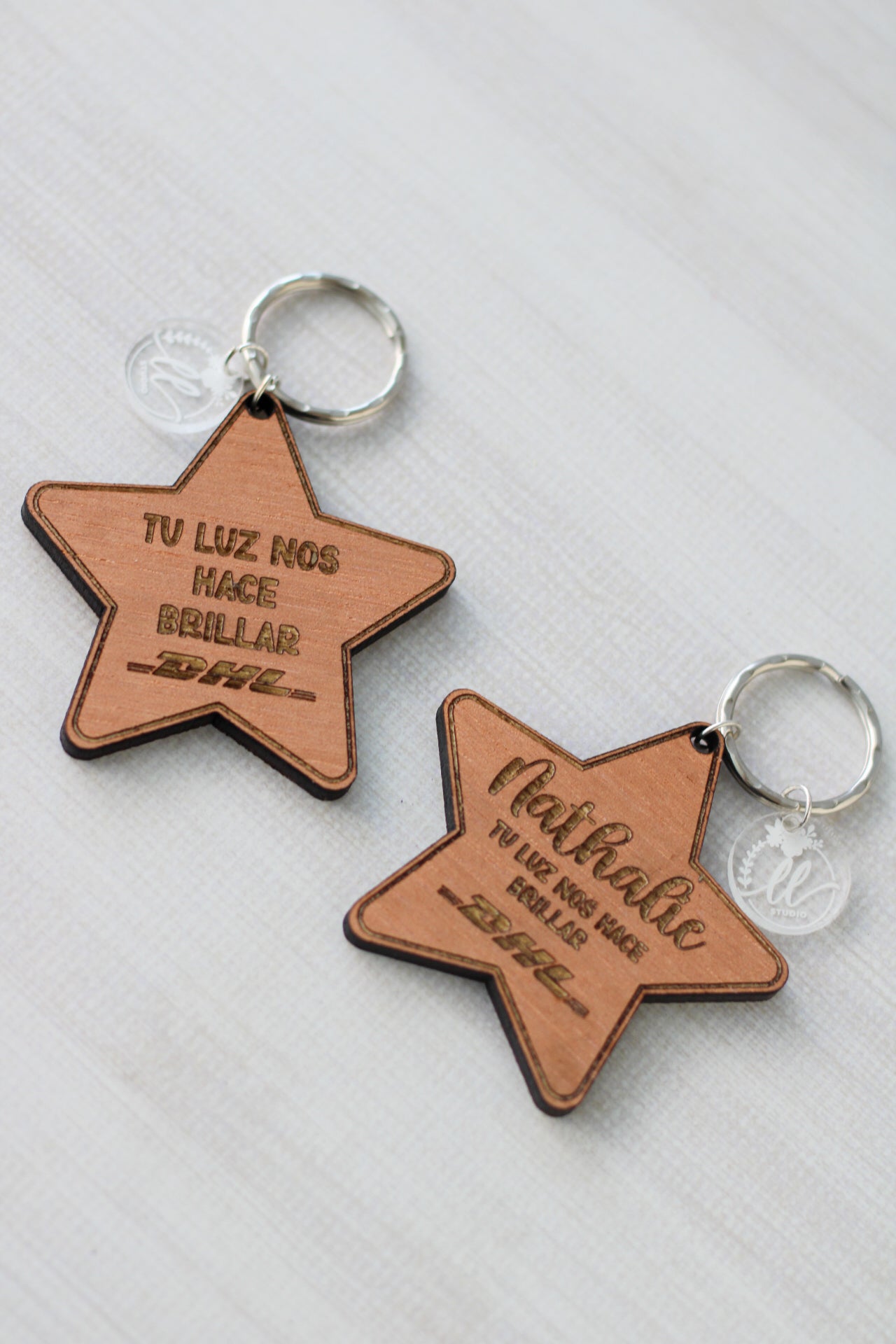 Llavero Estrella Personalizado con Frase – “Tu luz nos hace brillar” - Madera
