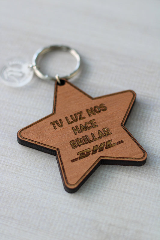 Llavero Estrella Personalizado con Frase – “Tu luz nos hace brillar” - Madera