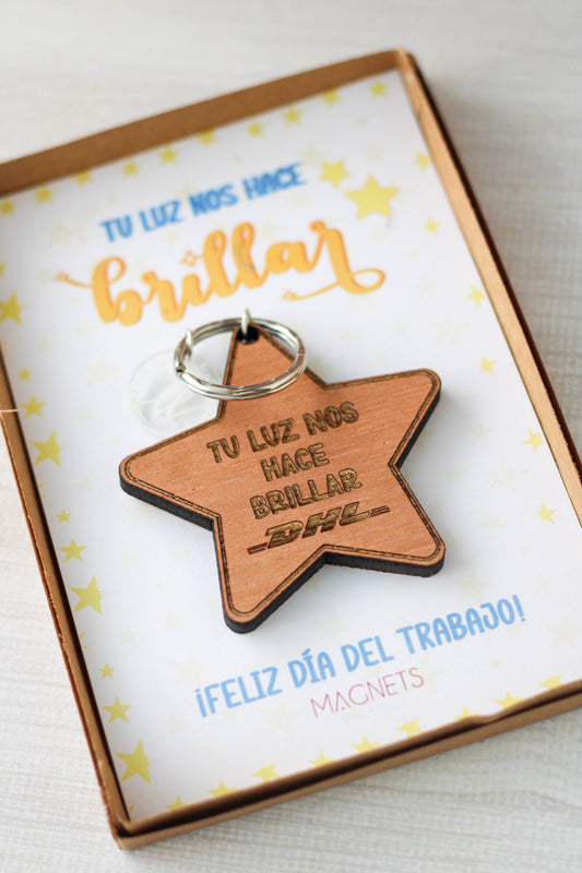 Llavero Estrella Personalizado con Nombre – “Tu luz nos hace brillar” - Madera