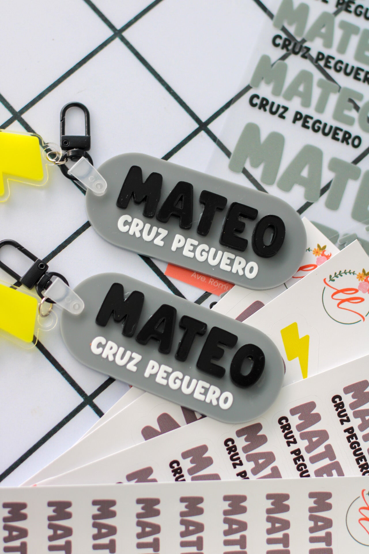 BACK TO SCHOOL Deluxe Set Thunder Grey - tag escolar personalizado gris con nombre en relieve y charm de rayo neon - LL Studio