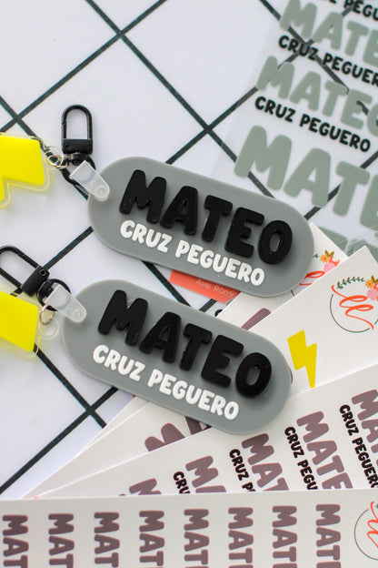 BACK TO SCHOOL Deluxe Set Thunder Grey - tag escolar personalizado gris con nombre en relieve y charm de rayo neon - LL Studio