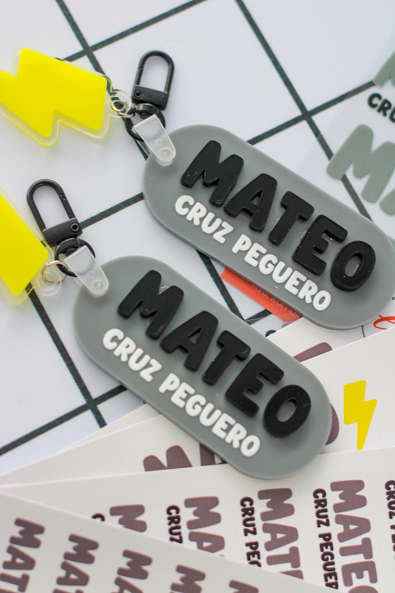 BACK TO SCHOOL Deluxe Set Thunder Grey - tag escolar personalizado gris con nombre en relieve y charm de rayo neon - LL Studio
