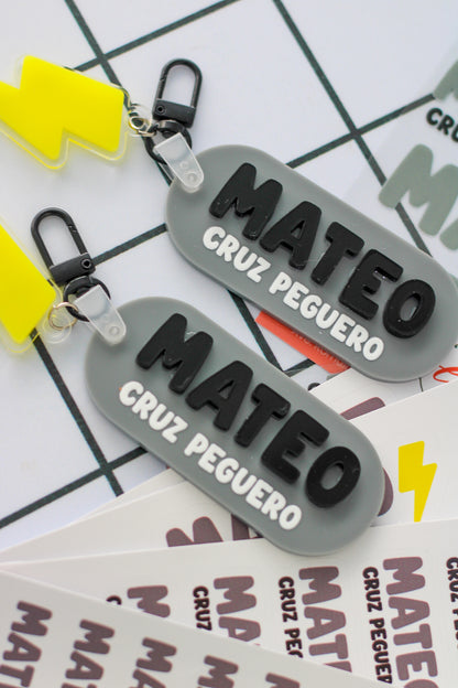 BACK TO SCHOOL Deluxe Set Thunder Grey - tag escolar personalizado gris con nombre en relieve y charm de rayo neon - LL Studio