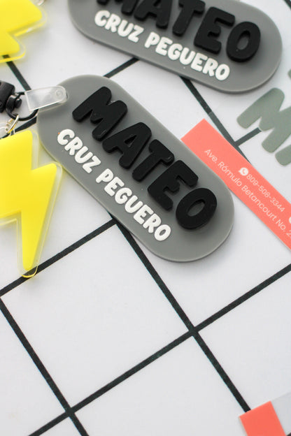BACK TO SCHOOL Deluxe Set Thunder Grey - tag escolar personalizado gris con nombre en relieve y charm de rayo neon - LL Studio