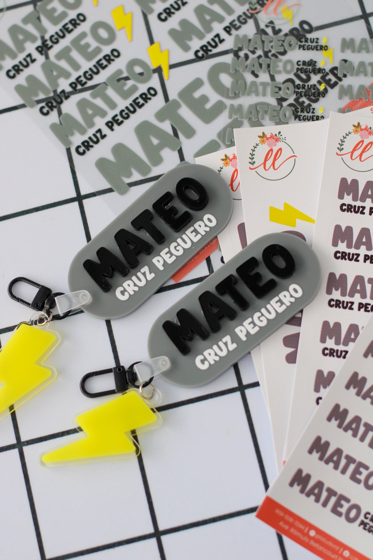 BACK TO SCHOOL Deluxe Set Thunder Grey - tag escolar personalizado gris con nombre en relieve y charm de rayo neon - LL Studio
