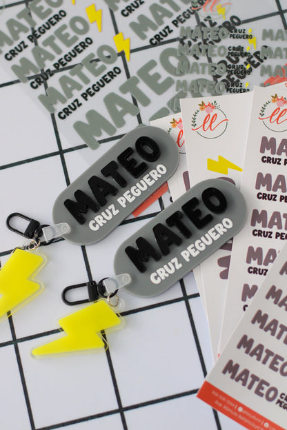 BACK TO SCHOOL Deluxe Set Thunder Grey - tag escolar personalizado gris con nombre en relieve y charm de rayo neon - LL Studio