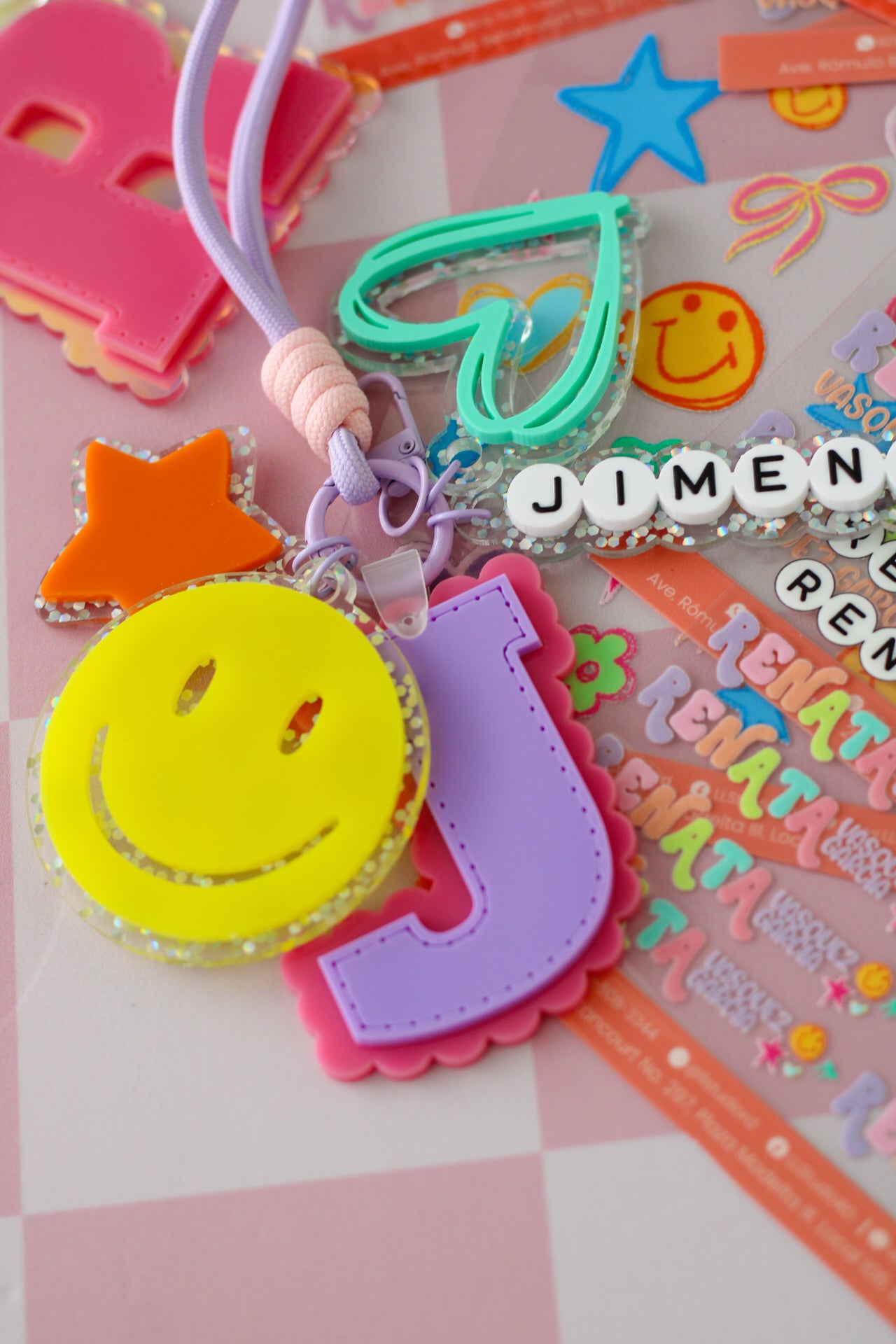 BACK TO SCHOOL Deluxe Set Neon Pop - tag escolar personalizado con inicial en relieve y charms neon - LL Studio