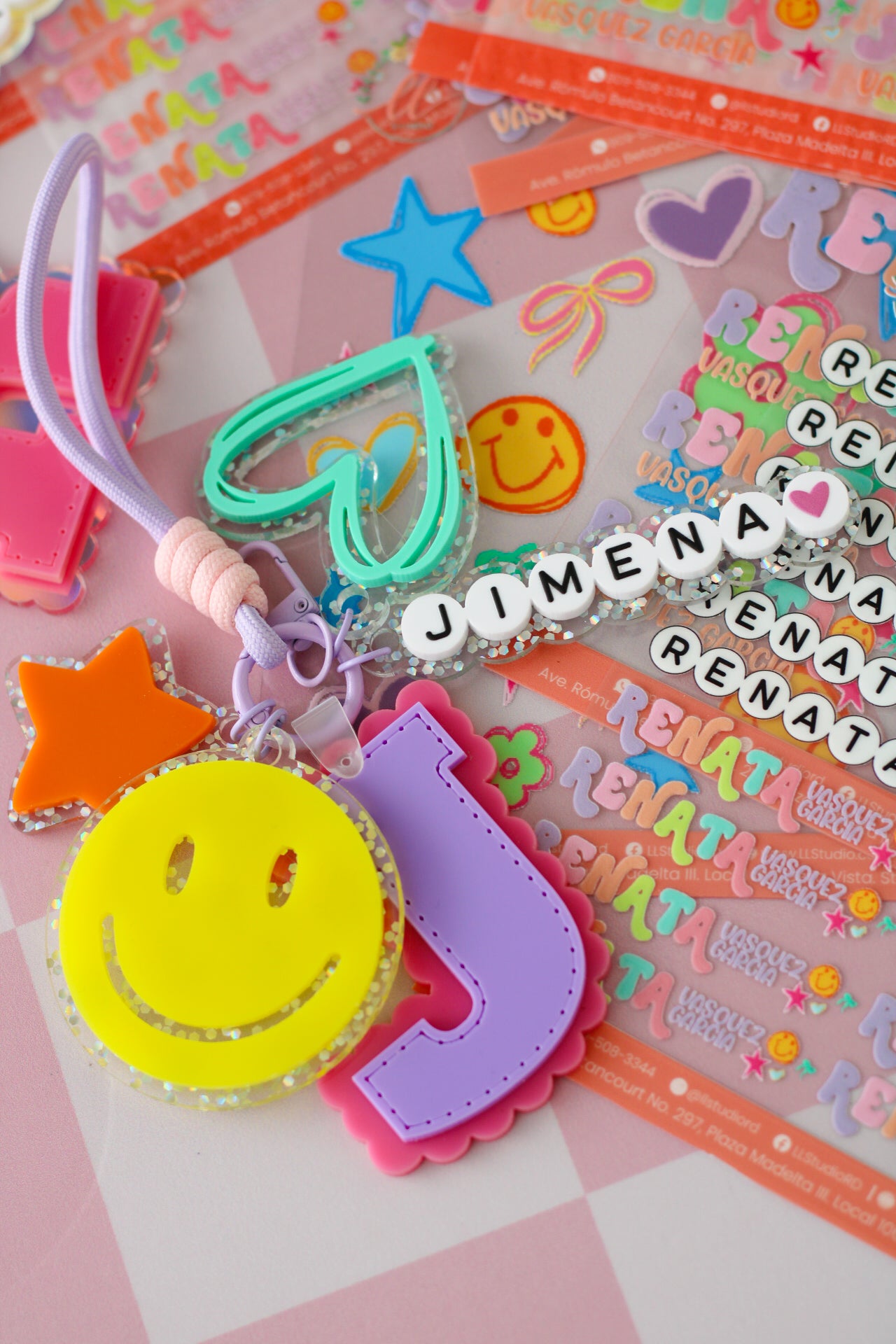 BACK TO SCHOOL Deluxe Set Neon Pop - tag escolar personalizado con inicial en relieve y charms neon - LL Studio