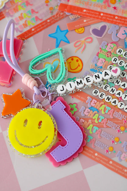 BACK TO SCHOOL Deluxe Set Neon Pop - tag escolar personalizado con inicial en relieve y charms neon - LL Studio