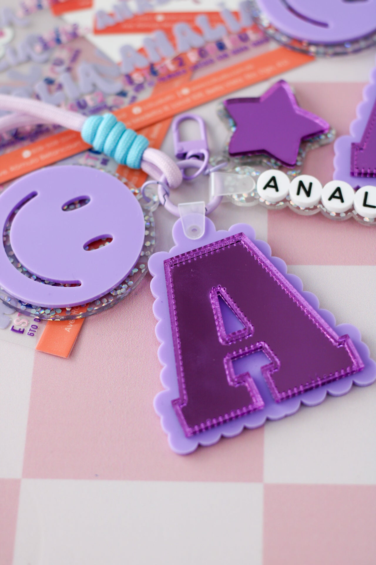 BACK TO SCHOOL Deluxe Set Varsity Violet - tag escolar personalizado con inicial varsity y nombre en cuentas - LL Studio