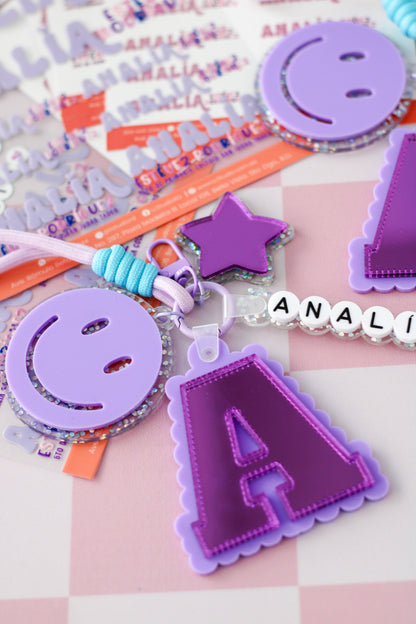 BACK TO SCHOOL Deluxe Set Varsity Violet - tag escolar personalizado con inicial varsity y nombre en cuentas - LL Studio