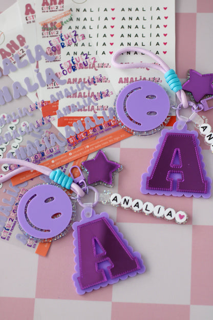 BACK TO SCHOOL Deluxe Set Varsity Violet - tag escolar personalizado con inicial varsity y nombre en cuentas - LL Studio