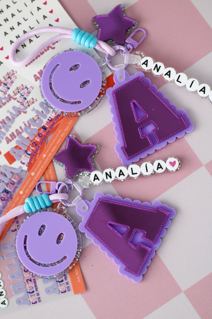 BACK TO SCHOOL Deluxe Set Varsity Violet - tag escolar personalizado con inicial varsity y nombre en cuentas - LL Studio