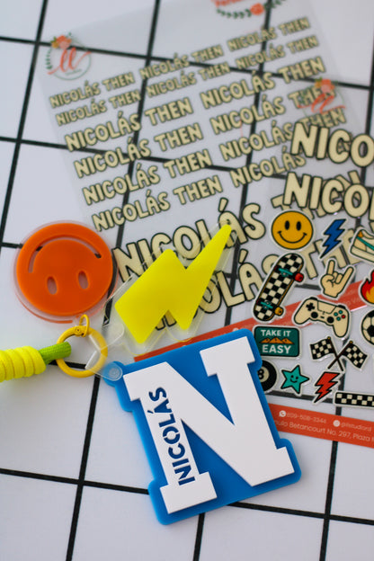BACK TO SCHOOL Deluxe Set Varsity Bolt - tag escolar inicial varsity con charms de rayo y carita feliz - LL Studio