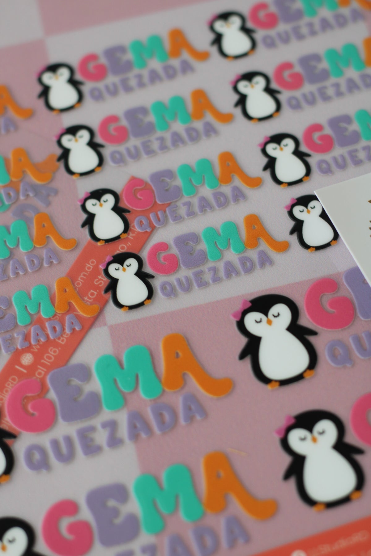 BACK TO SCHOOL Deluxe Set Sleepy Penguin - tag escolar en forma de pingüino con glitter iridiscente - LL Studio