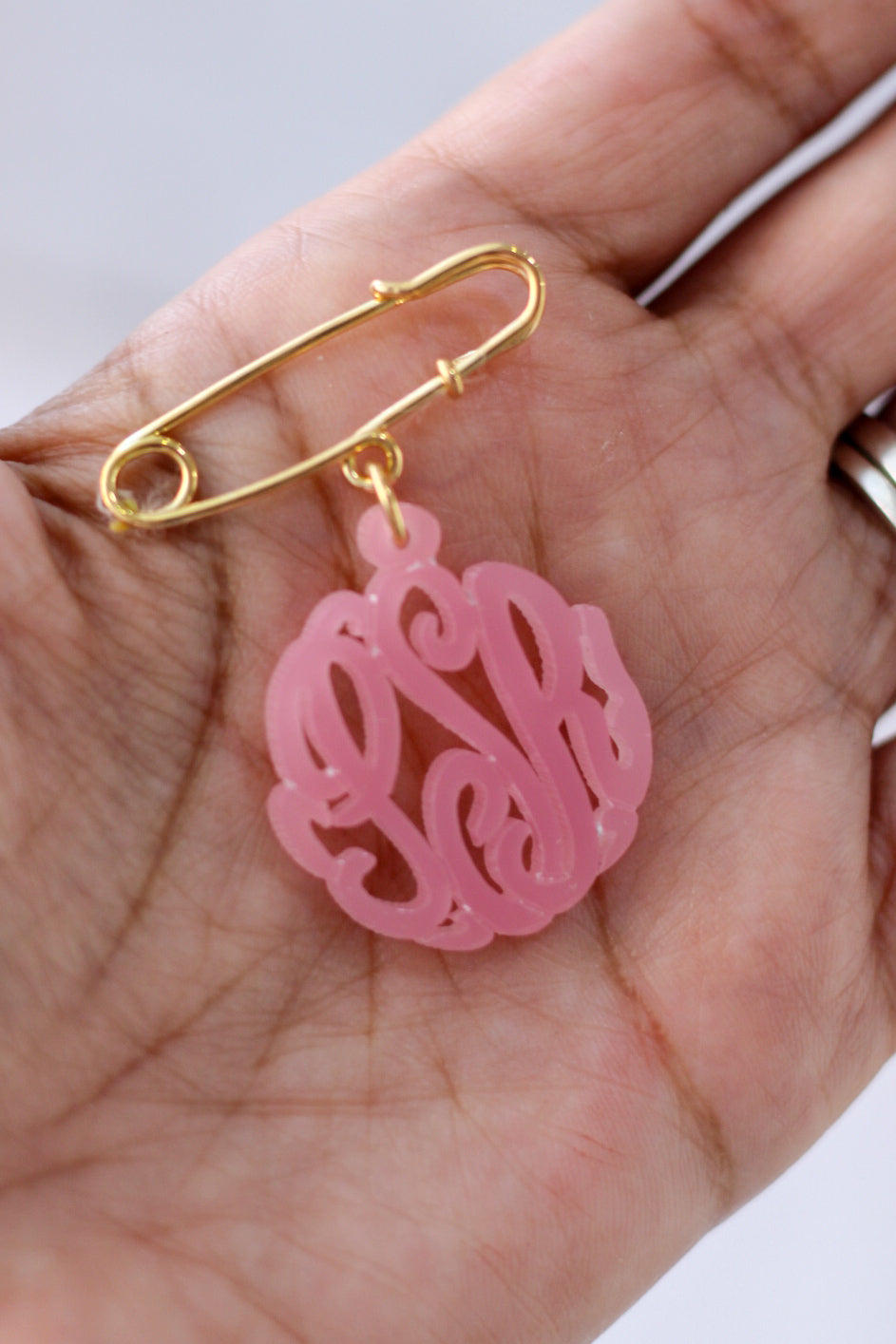 Baby Pin tope de chambra con monograma acrílico rosado - LL Studio