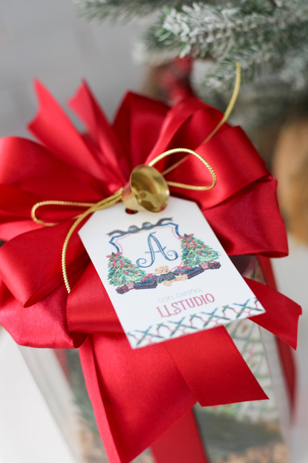 Detalle tag con inicial y campanita dorada - LL Studio